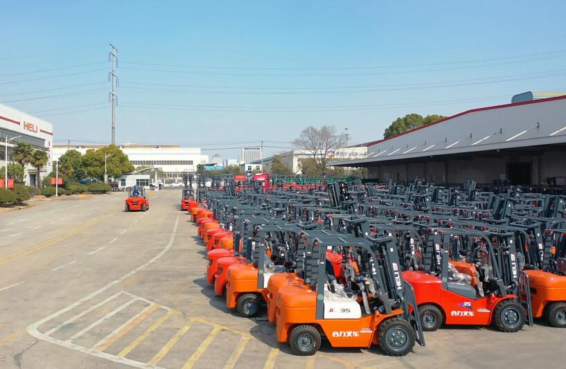 以下是圍繞叉車領(lǐng)域最新技術(shù)發(fā)展、市場趨勢及應(yīng)用場景的原創(chuàng)內(nèi)容梳理